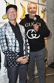 K&uuml;nstler Thomas Baumg&auml;rtel, Galerie Inhaber Dirk Kronsbein bei der Vernissage "Thomas Baumg&auml;rtel - Bananensprayer / German Urban Popart" in der Galerie Kronsbeinin M&uuml;nchen am 02.05.2019 / Foto: BrauerPhotos / S.Brauer f&uuml;r Galerie Kronsbein